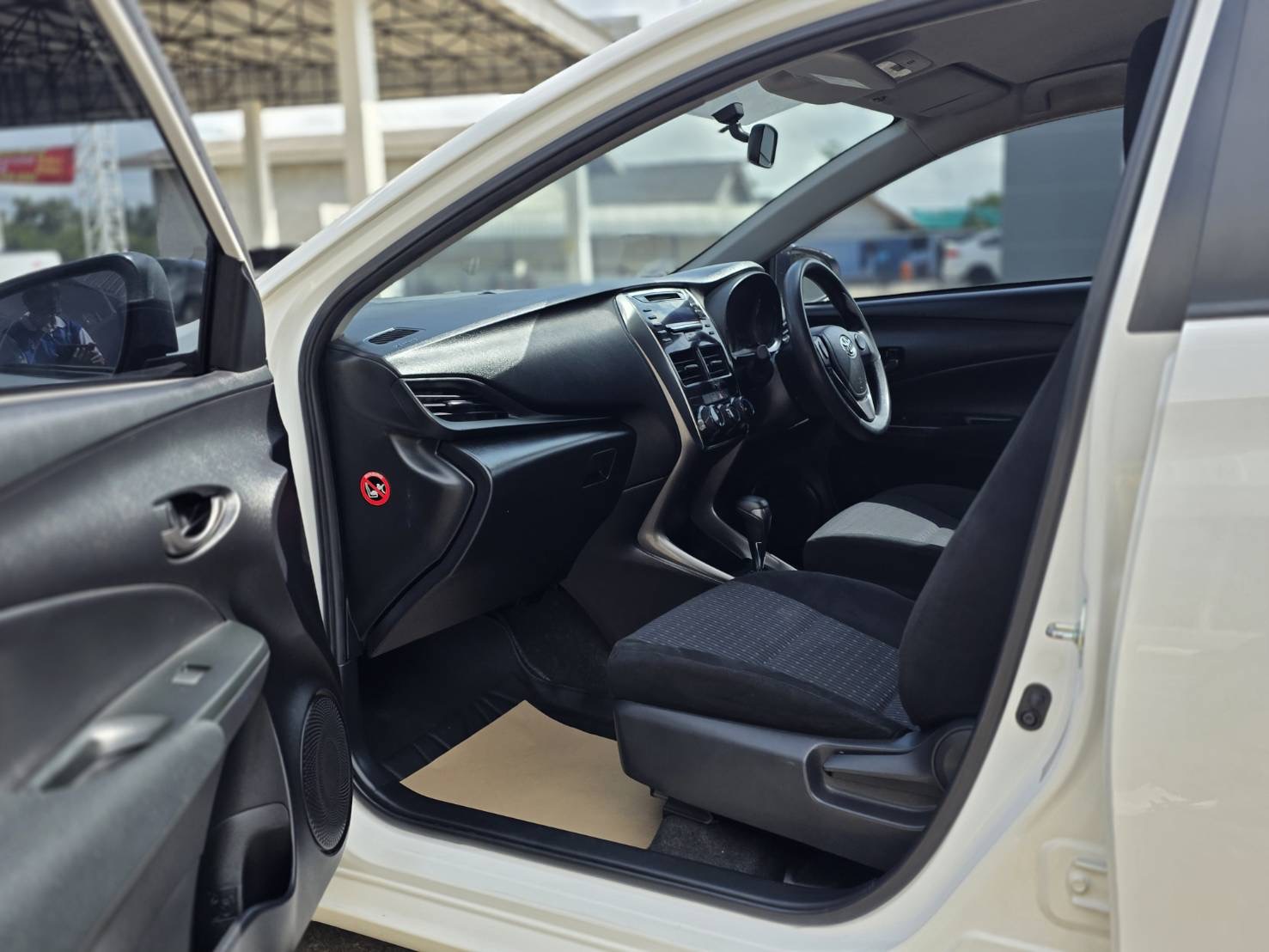 Car image 15