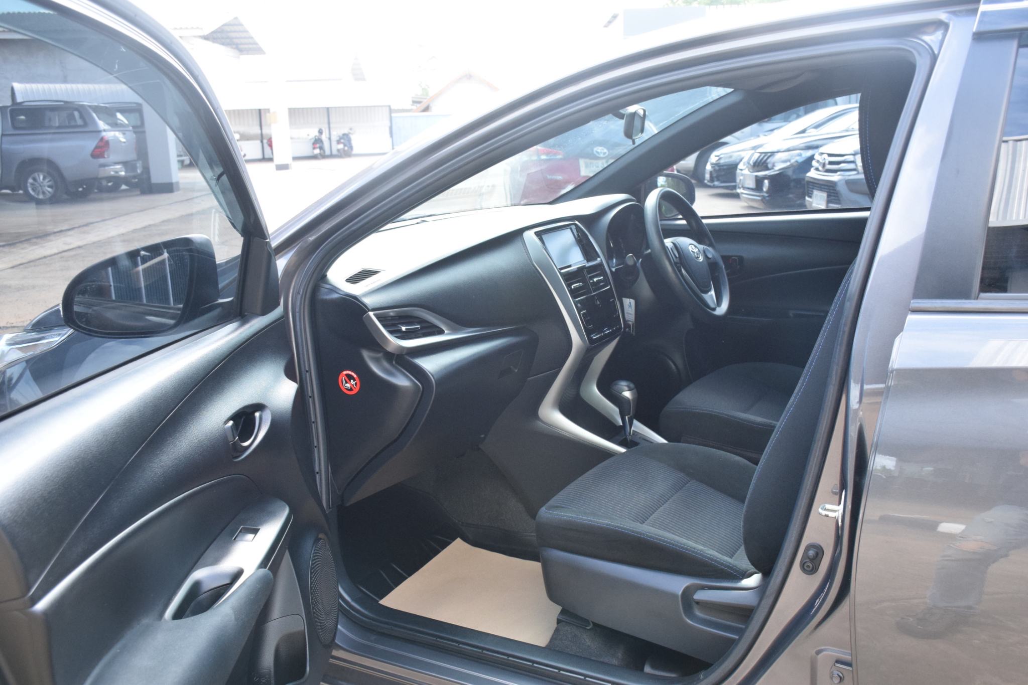 Car image 16