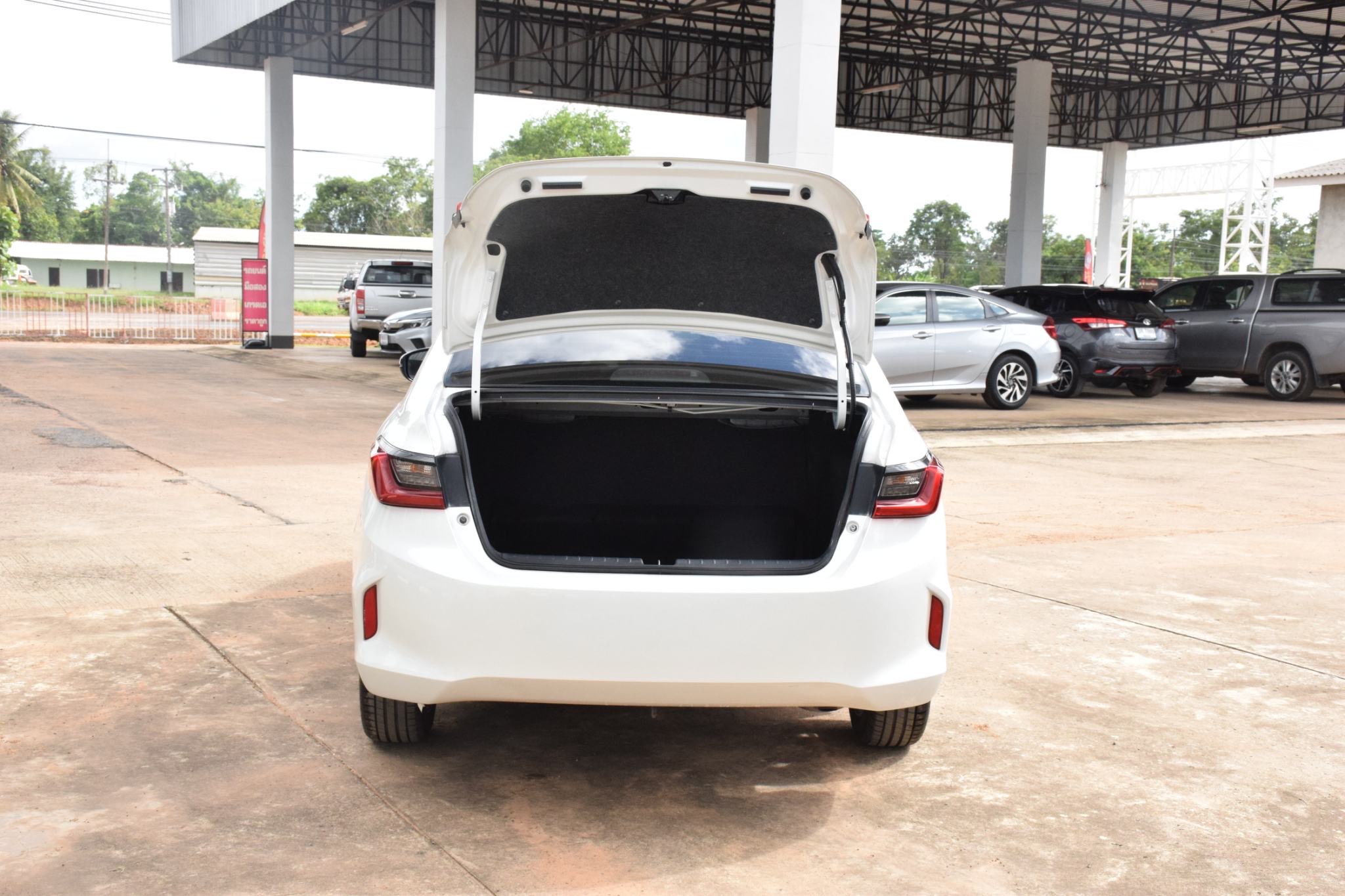 Car image 13