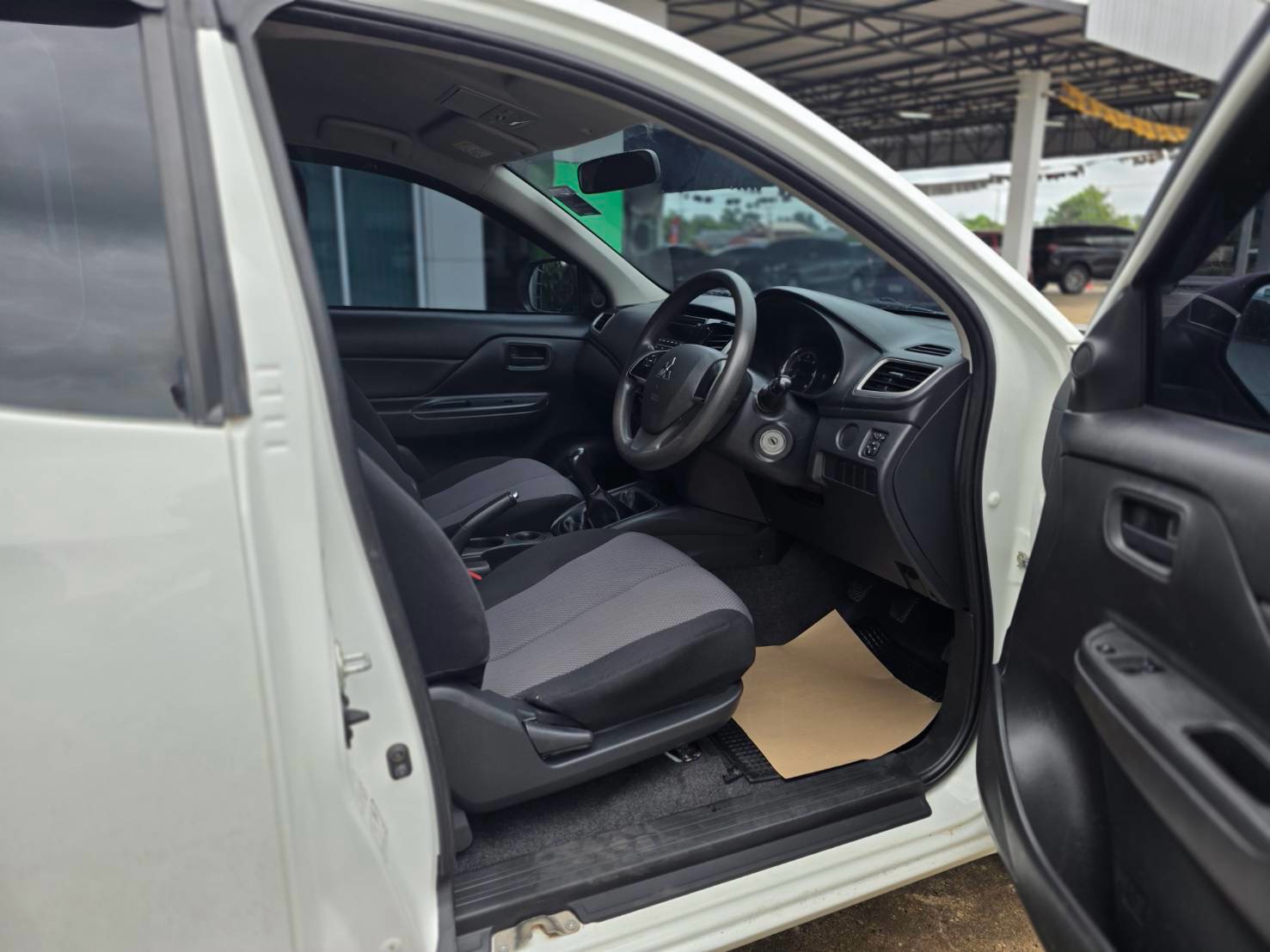 Car image 13