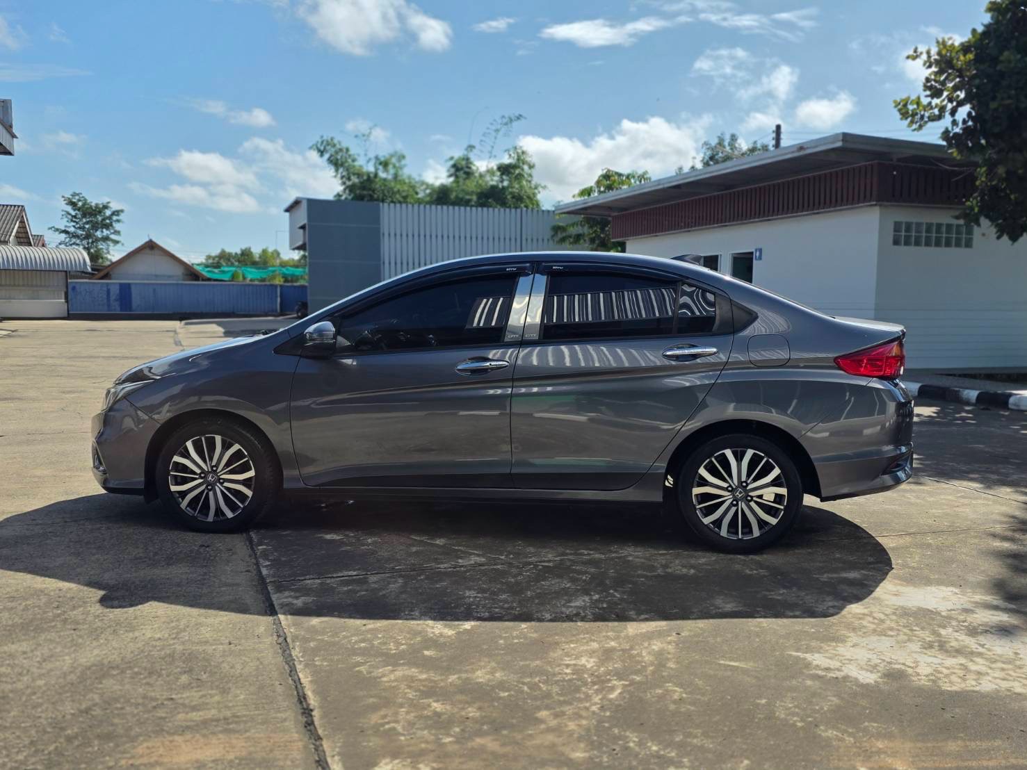 Car image 11