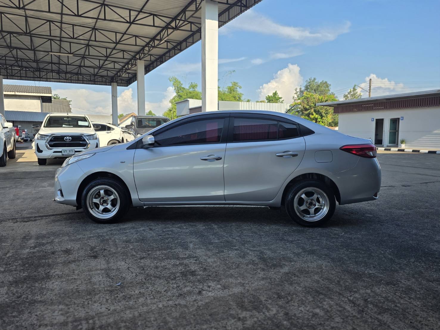 Car image 12