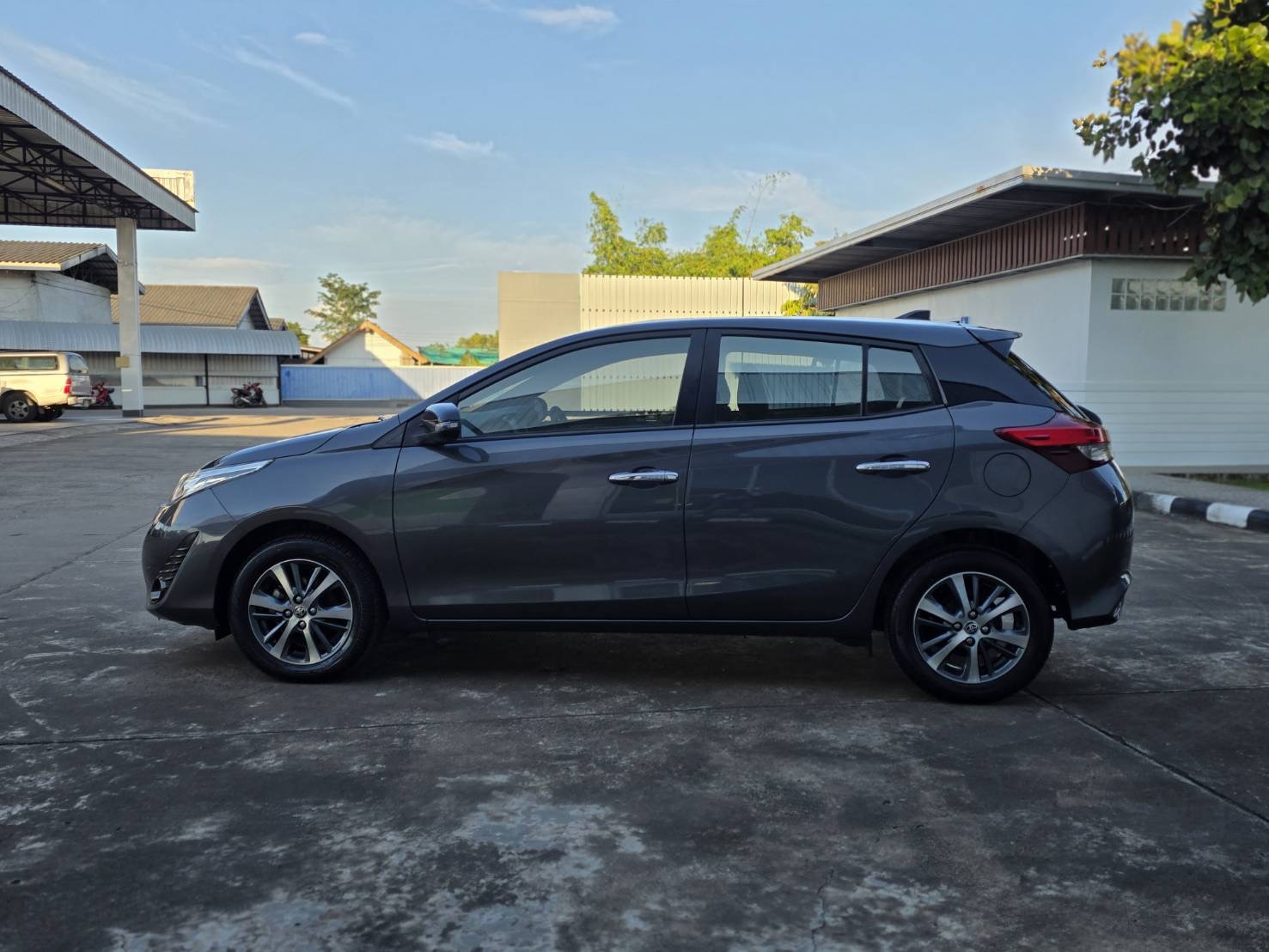 Car image 12