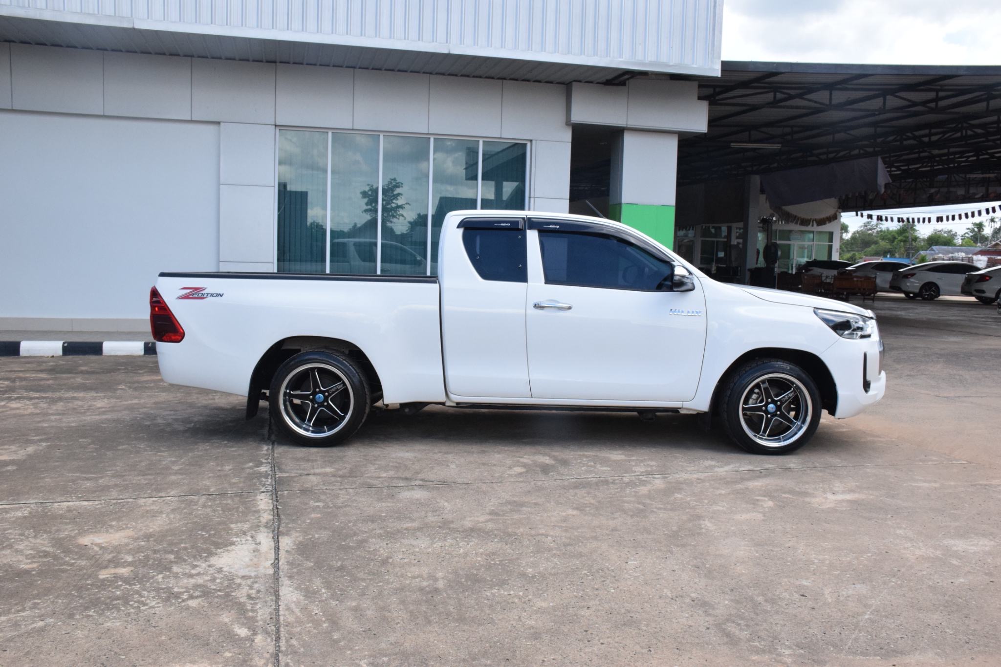 Car image 11