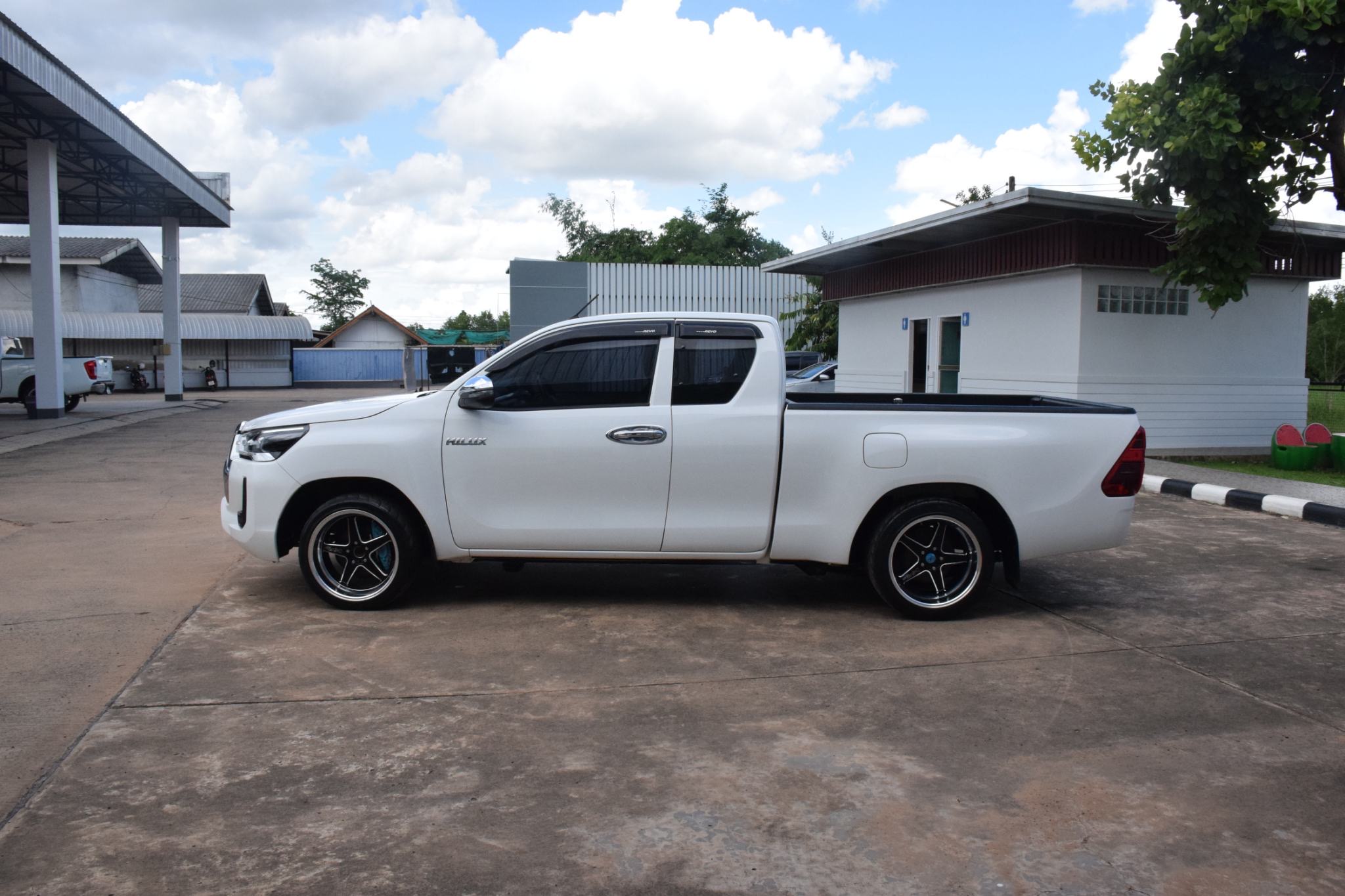 Car image 12