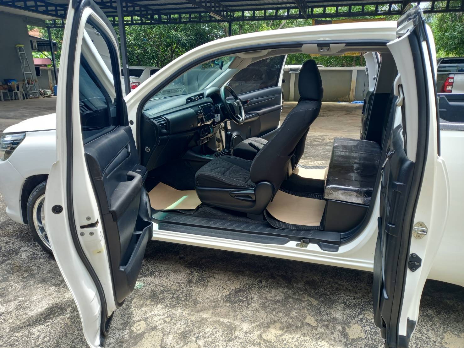 Car image 15