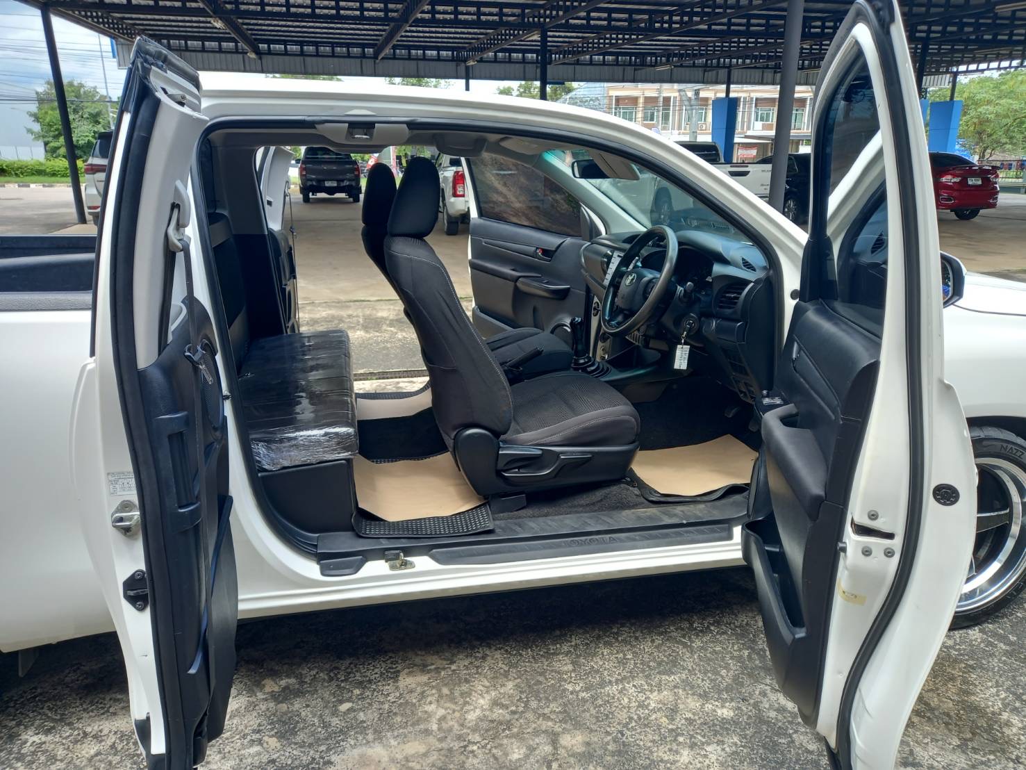Car image 14