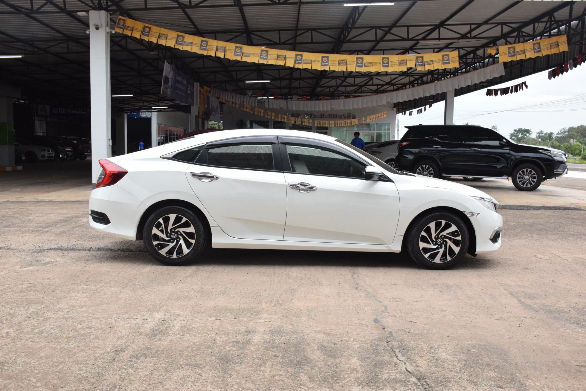 Car image 11
