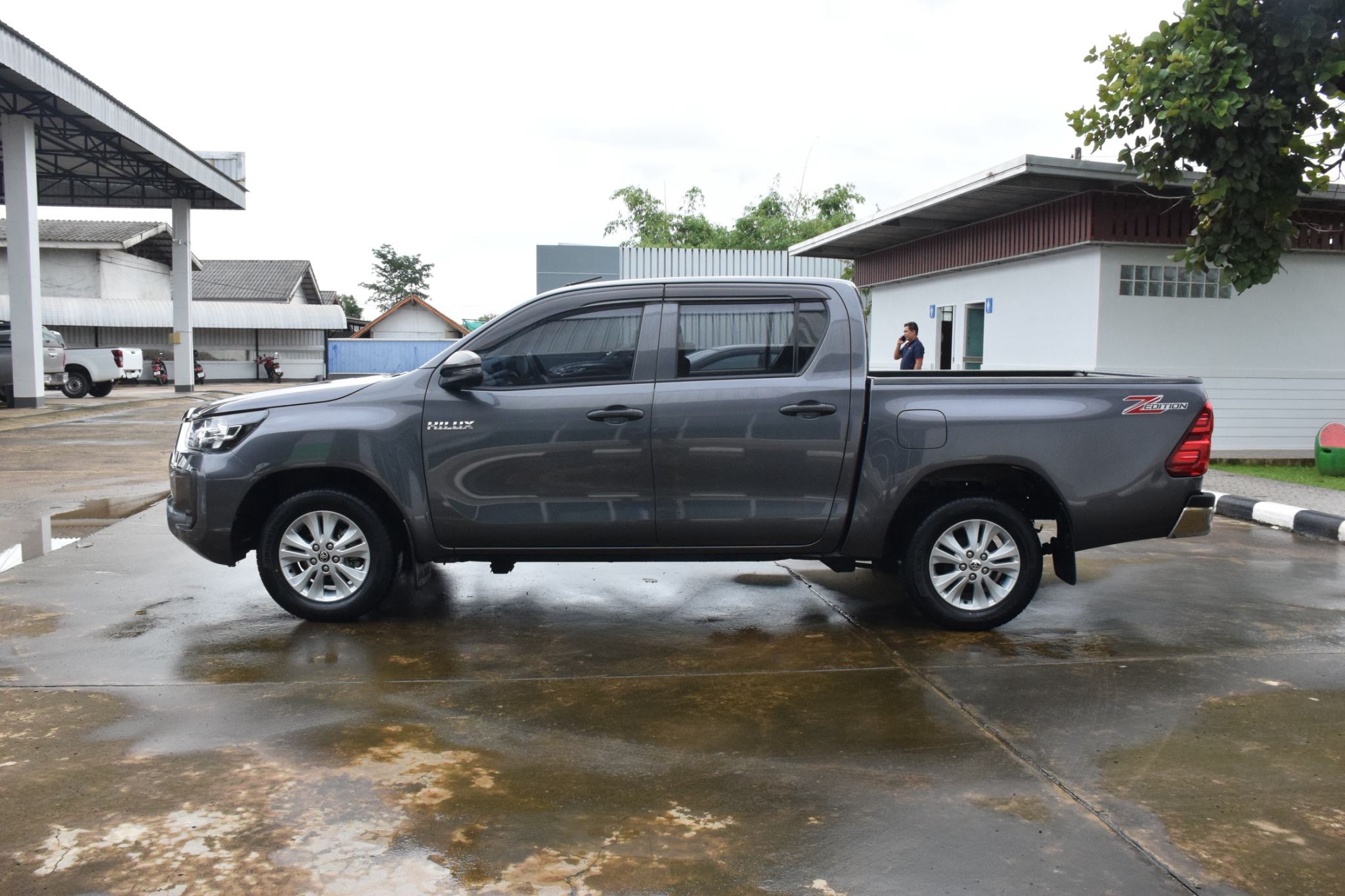 Car image 12