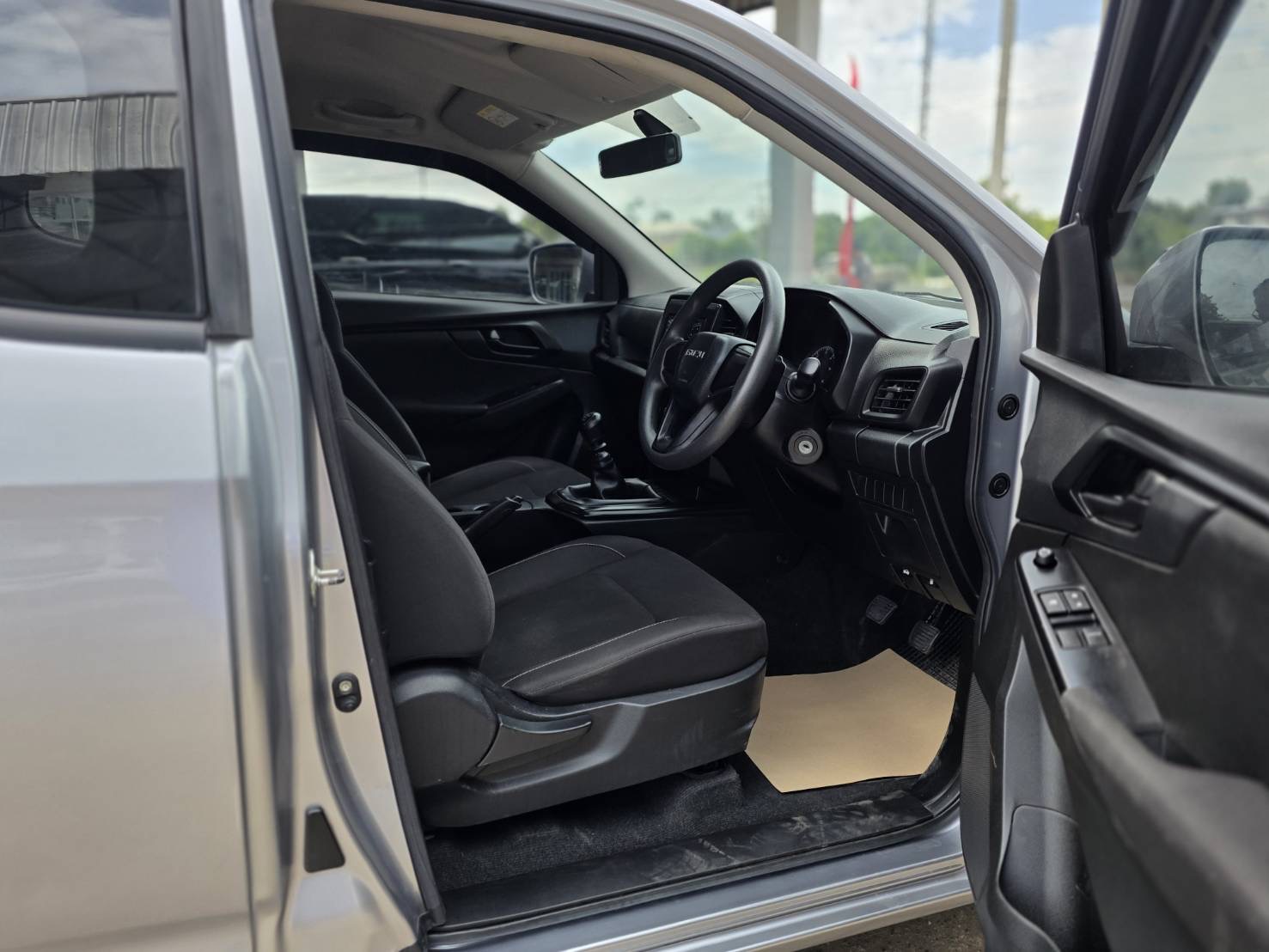 Car image 13