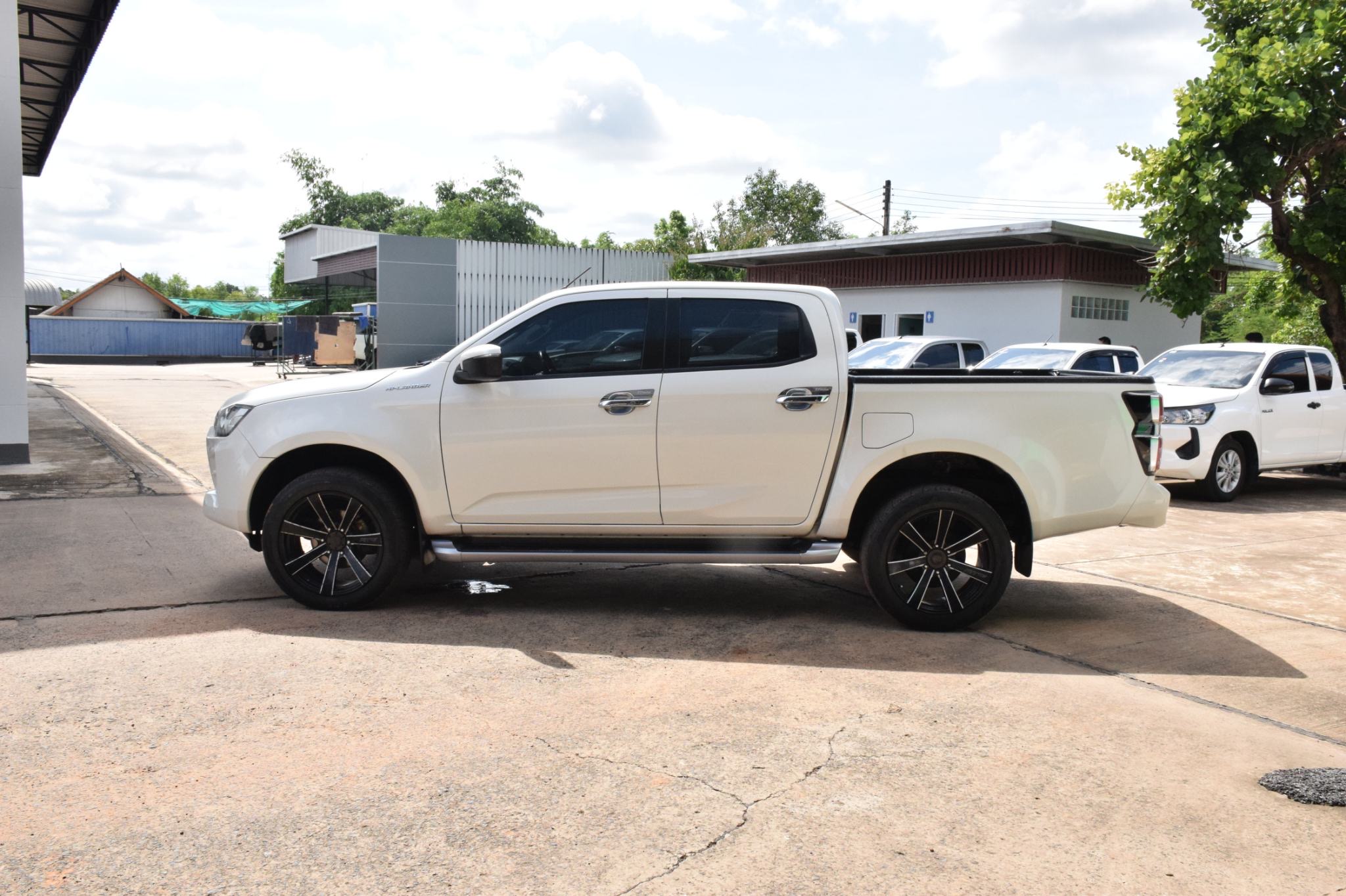 Car image 12