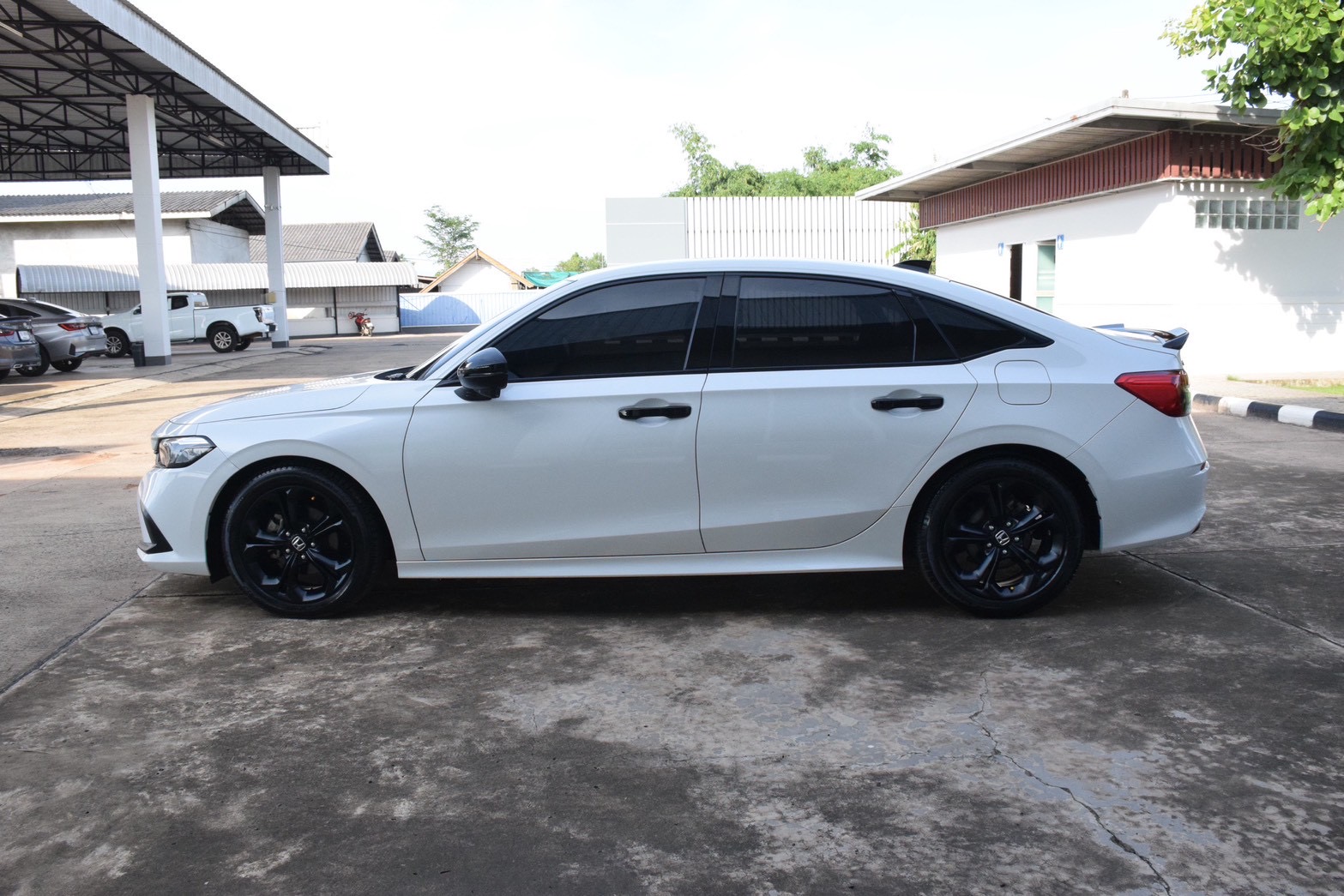 Car image 12