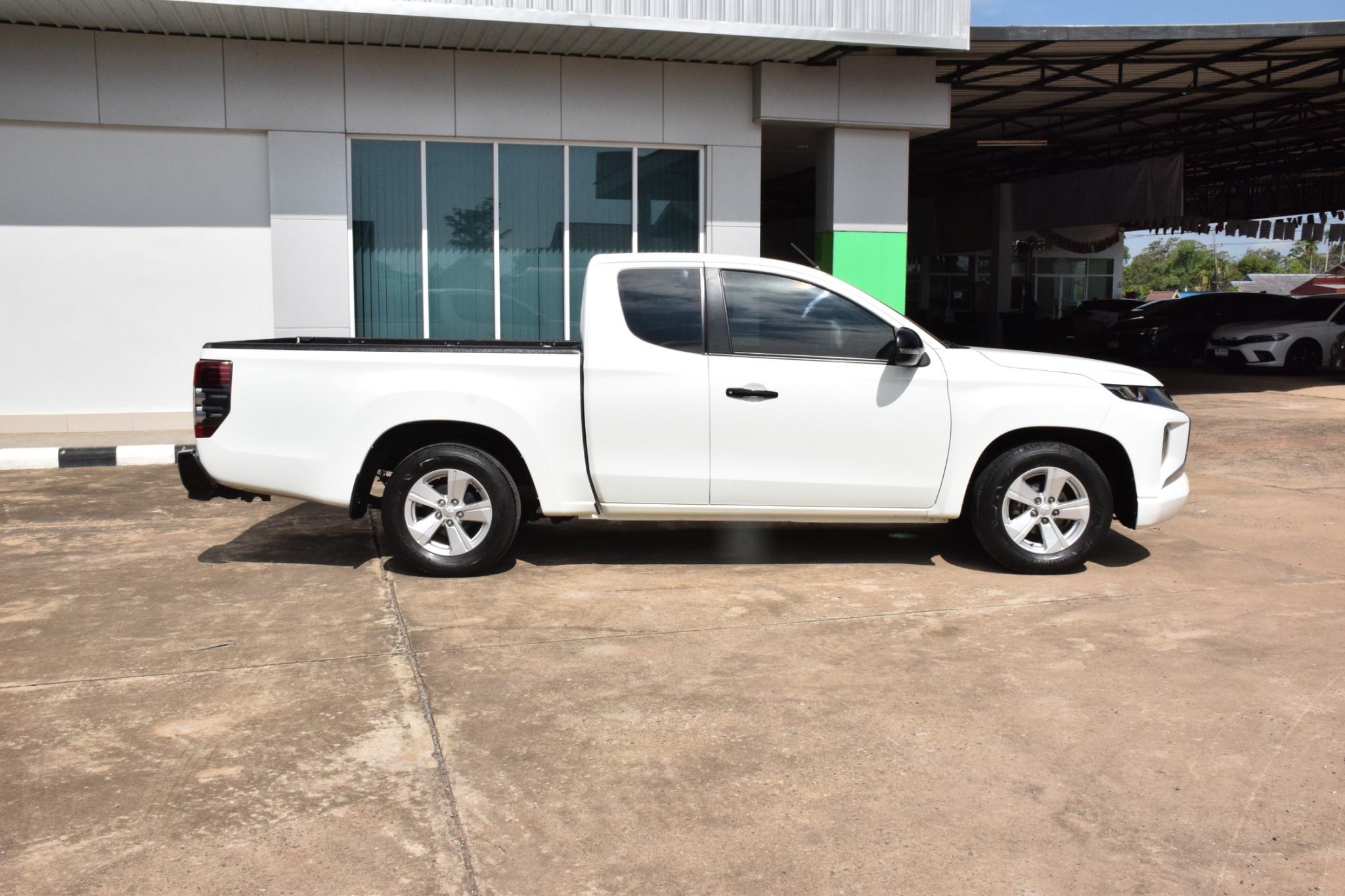 Car image 11
